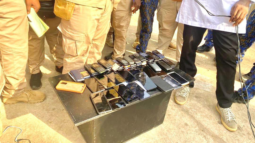 Conakry: Des téléphones portables et d’autres objets prohibés saisis à la Maison Centrale
