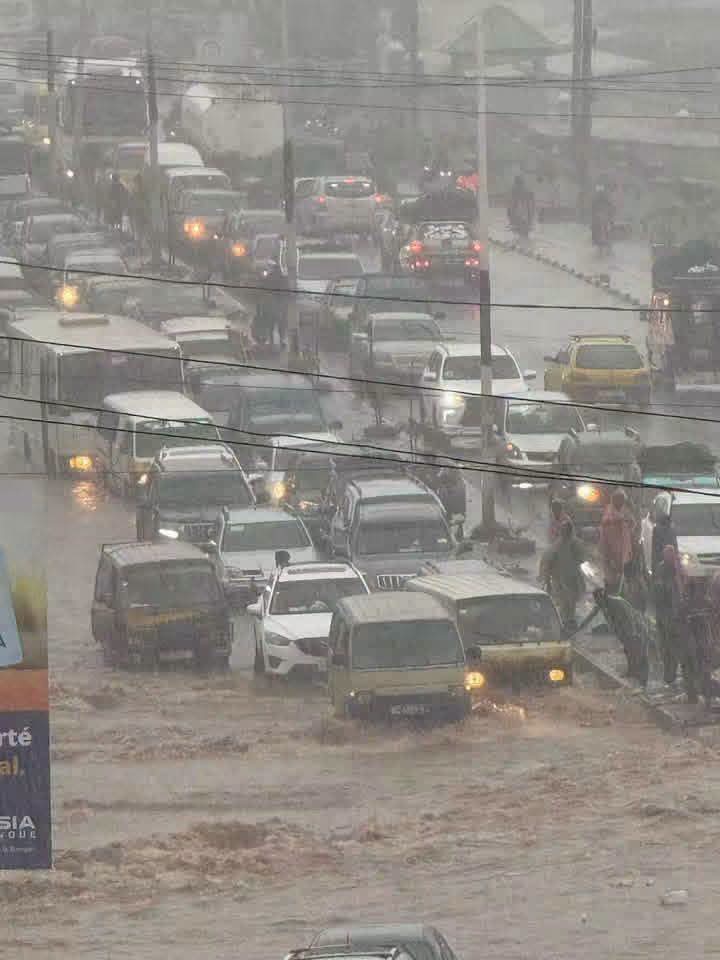 Conakry : une journée sous la pluie, la circulation fortement perturbée