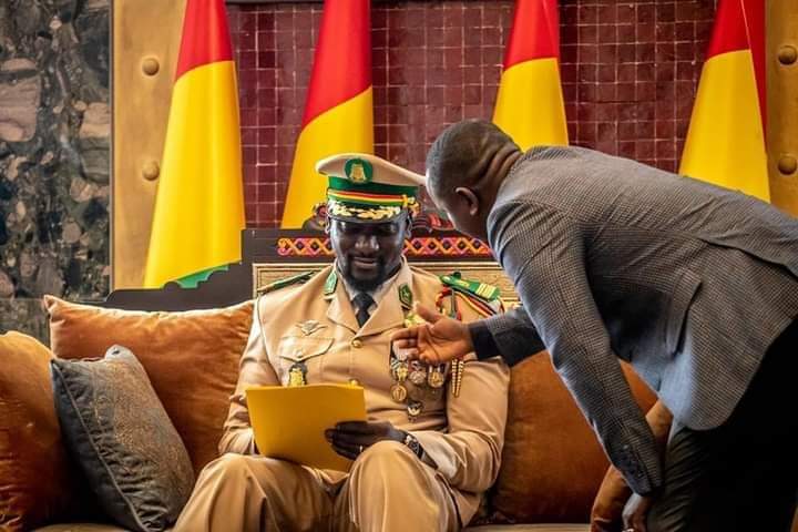 Guinée-Col DOUMBOUYA : le messie qui bouscule l’establishment  ( Par la Direction de la Communication et de l'information de la Présidence de la Transition)