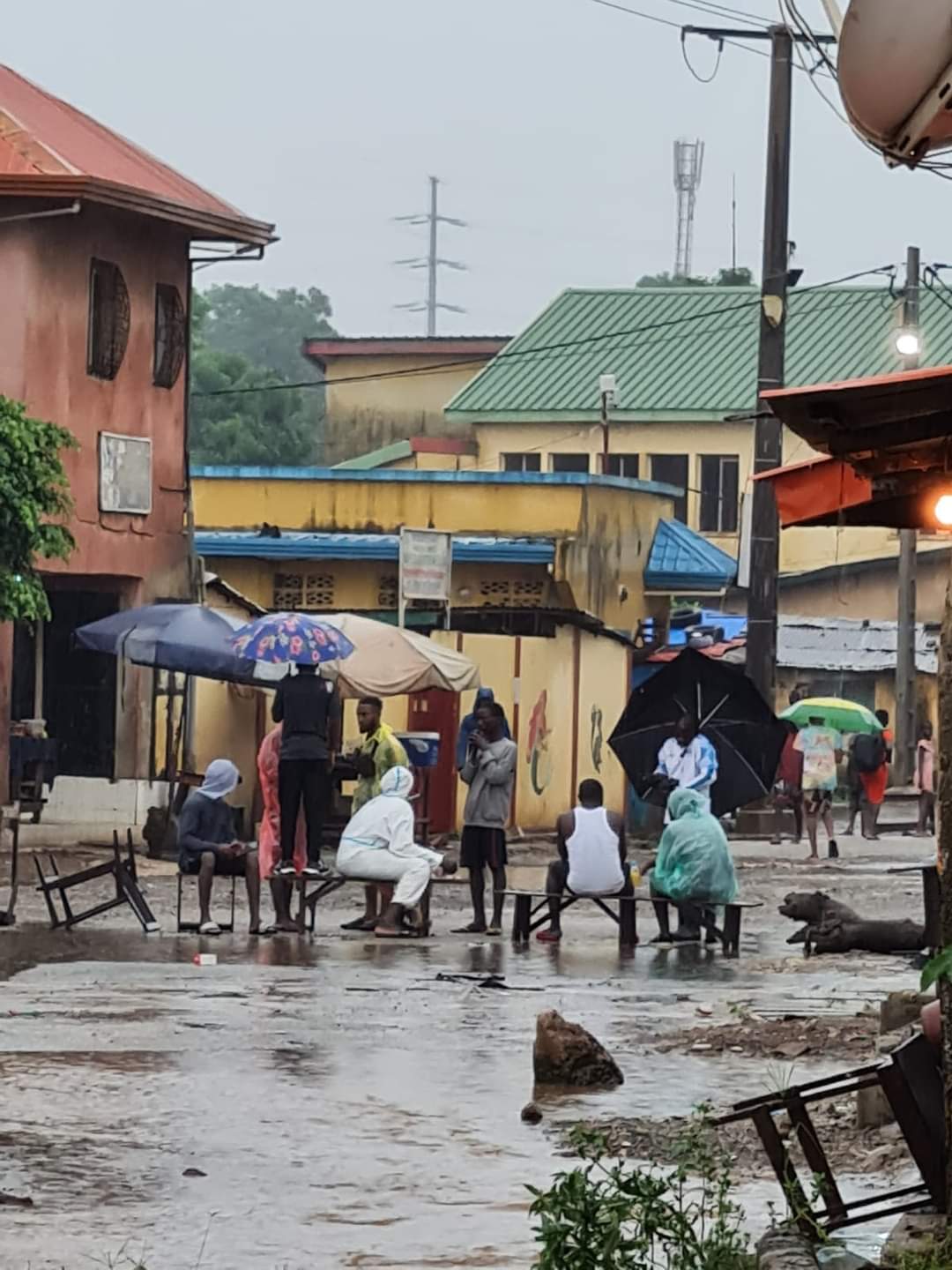 Pluies diluviennes sur Conakry:  Des jeune barricadent la route à Dixinn Bora 